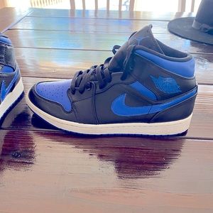 Air Jordan 1 mid “black hyper royal”